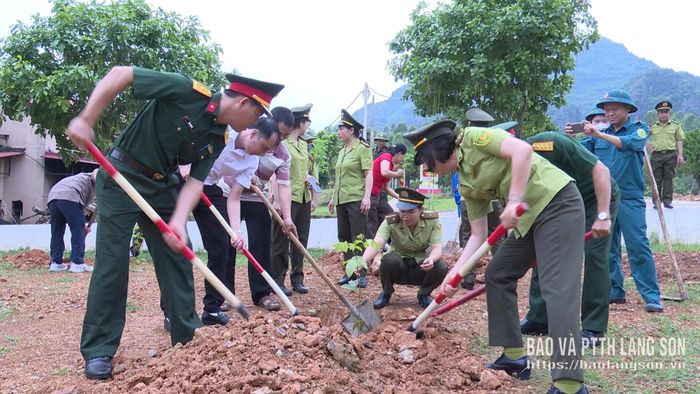 Các đại biểu tham gia trồng cây tại khu vực Trung đoàn 123