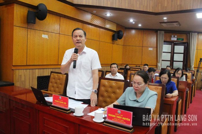 Đồng chí Phùng Quang Hội, Ủy viên Ban Thường vụ Tỉnh ủy, Bí thư Đảng ủy, Chủ tịch HĐND phường Đông Kinh, Tổ trưởng Tổ đại biểu số 2 HĐND tỉnh phát biểu tại phiên họp