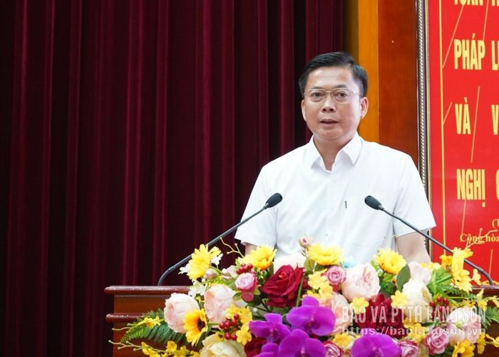 Đồng chí Đinh Hữu Học, Ủy viên Ban Thường vụ Tỉnh ủy, Phó Chủ tịch Thường trực UBND tỉnh phát biểu giải trình làm rõ một số nội dung tại phiên họp