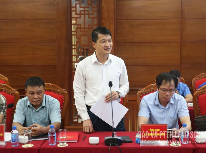 Bí thư Đảng ủy xã Đồng Đăng phát biểu ý kiến tại hội nghị