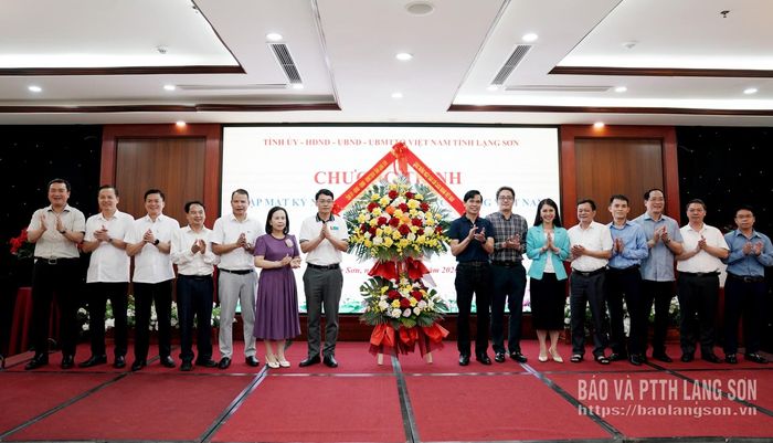 Các đồng chí lãnh đạo tỉnh tặng hoa, chúc mừng các cơ quan báo chí