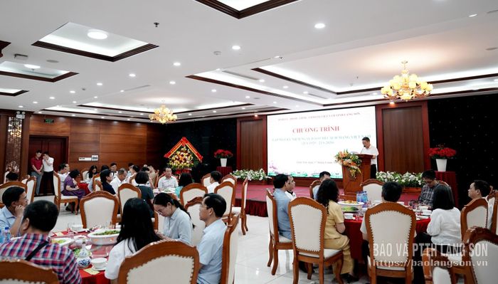 Quang cảnh chương trình gặp mặt