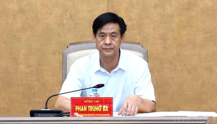 Đồng chí Phan Trung Bá - Phó Chủ tịch UBND tỉnh Lào Cai phát biểu tại hội nghị.