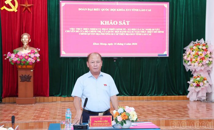 Đồng chí Sùng A Lềnh - Phó Trưởng Đoàn đại biểu Quốc hội chuyên trách tỉnh Lào Cai phát biểu tại buổi khảo sát.