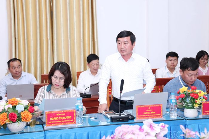 Lãnh đạo xã Khao Mang trình bày báo cáo tình hình thực hiện nhiệm vụ phát triển kinh tế - xã hội và các nghị quyết chuyên đề của Bộ Chính trị, của Quốc hội thời gian qua.