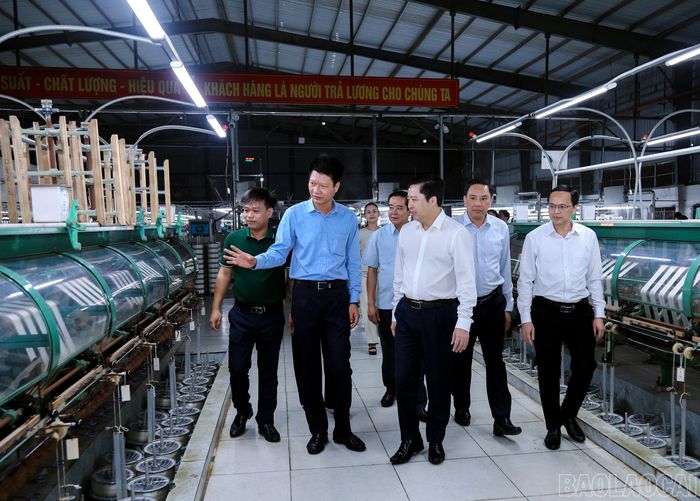 Các đồng chí lãnh đạo tỉnh kiểm tra và thăm Nhà máy Dâu tằm tơ Yên Bái.