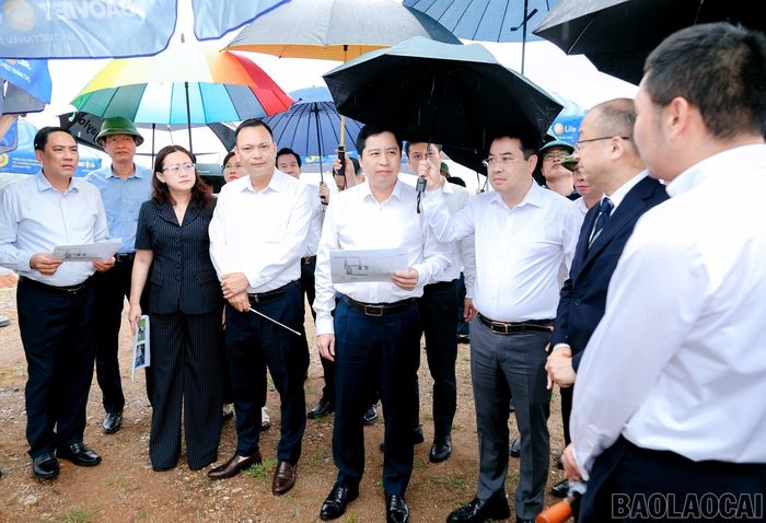 Các đồng chí lãnh đạo kiểm tra tại cụm Công nghiệp Bắc Văn Yên.
