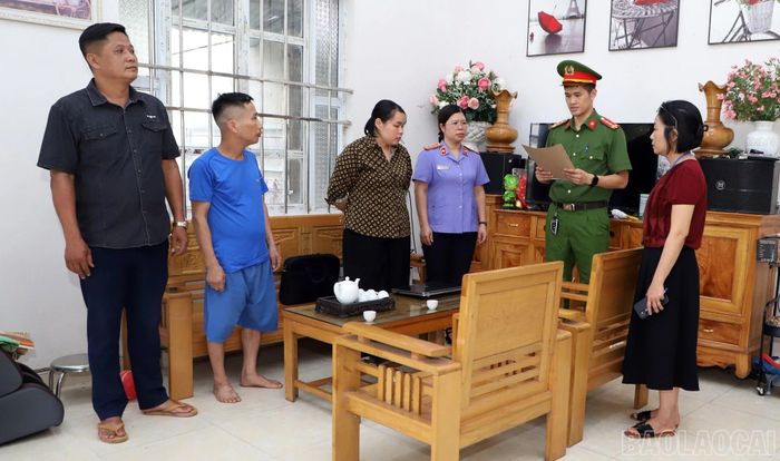 Cơ quan Cảnh sát điều tra đọc lệnh và thi hành khám xét nơi ở của đối tượng Nguyễn Phương Thảo.