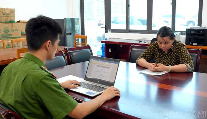 Lấy lời khai đối tượng Nguyễn Phương Thảo tại cơ quan công an.