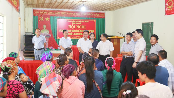 Đoàn công tác của tỉnh khảo sát công tác triển khai sắp xếp thôn tại thôn Sín Chải 1, xã Sín Chéng.