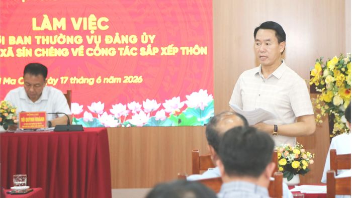 Đồng chí Luyện Hữu Chung, Tỉnh ủy viên, Giám đốc Sở Giáo dục và Đào tạo trao đổi một số nội dung liên quan.