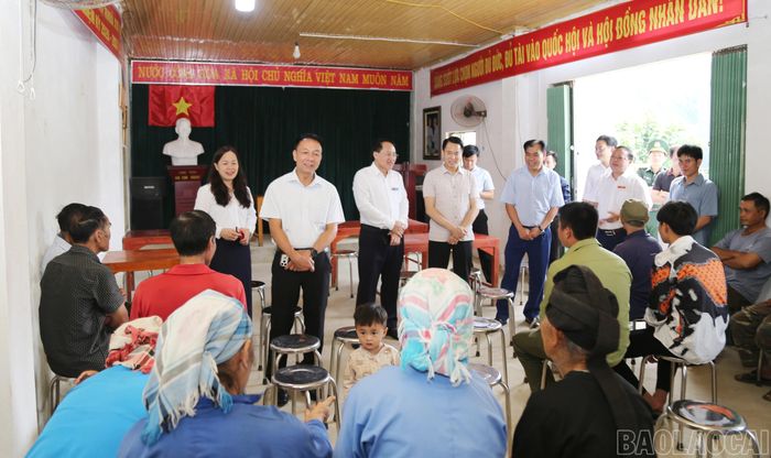 Phó Chủ tịch Thường trực HĐND tỉnh Vũ Quỳnh Khánh trò chuyện, nắm bắt tâm tư, nguyện vọng người dân thôn Đội 1 và Đội 2, xã Si Ma Cai.