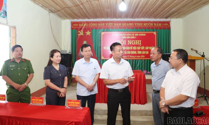 Phó Chủ tịch Thường trực HĐND tỉnh Vũ Quỳnh Khánh chỉ đạo công tác triển khai sắp xếp thôn trên địa bàn xã Sín Chéng.