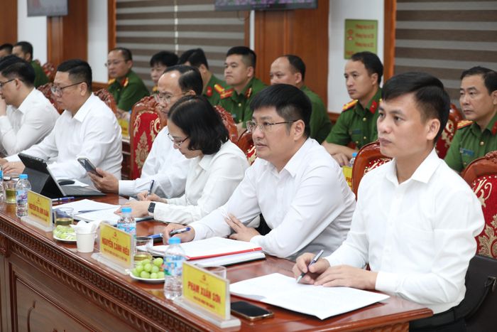 Các đại biểu dự buổi làm việc.
