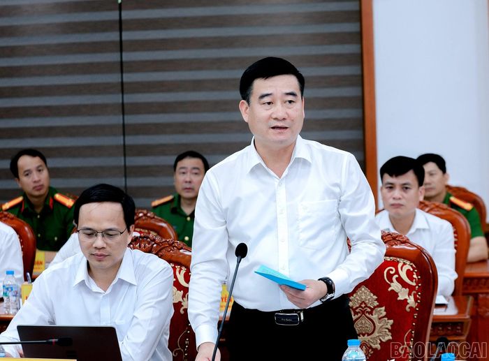 Đồng chí Hà Đức Anh, Bí thư Đảng ủy xã Mậu A phát biểu tại buổi làm việc.