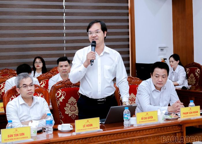 Lãnh đạo các xã phát biểu tại buổi làm việc.