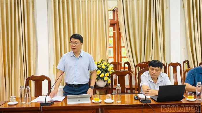 Lãnh đạo UBND phường Nghĩa Lộ báo cáo về tiến độ chuẩn bị cho giải đấu.