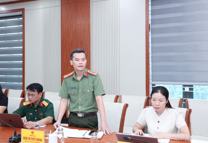 Thường trực Đảng ủy và lãnh đạo các phòng chuyên môn phường Nghĩa Lộ phát biểu làm rõ thêm những khó khăn tại địa phương.