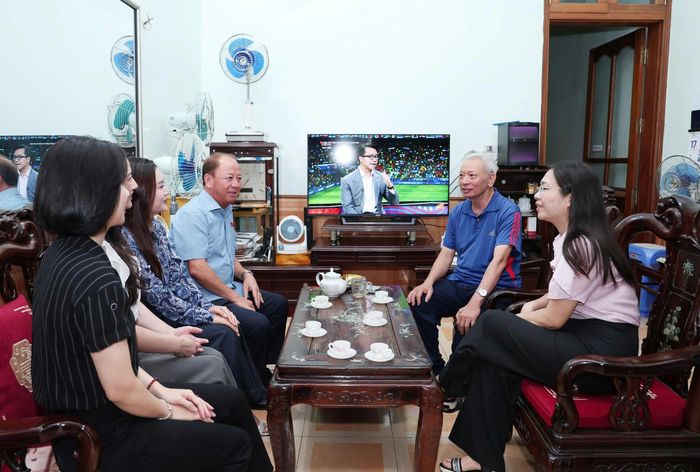 Trước đó, đồng chí Sùng A Lềnh và các đại biểu Quốc hội đã đến thăm, tặng quà ông Nguyễn Công Bình, Phó trưởng Đoàn đại biểu Quốc hội khóa XIII tỉnh Yên Bái trước đây, nay là tỉnh Lào Cai, hiện cư trú tại tổ dân phố 11, phường Trung Tâm.