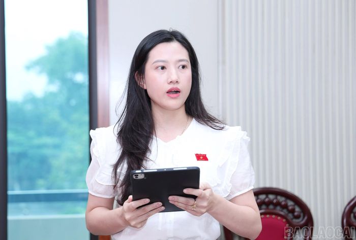 Các đại biểu Quốc hội thảo luận, đề nghị địa phương làm rõ thêm những vấn đề quan tâm tại buổi khảo sát.