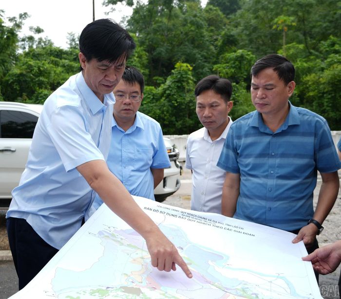 Đồng chí Phan Trung Bá và đoàn công tác kiểm tra khu dự kiến quy hoạch khu tái định cư.