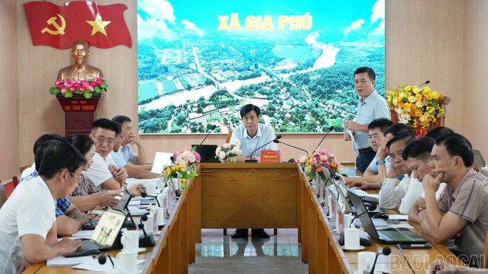 Đồng chí Ngô Minh Quế - Bí thư Đảng ủy xã Gia Phú báo cáo các nội dung.