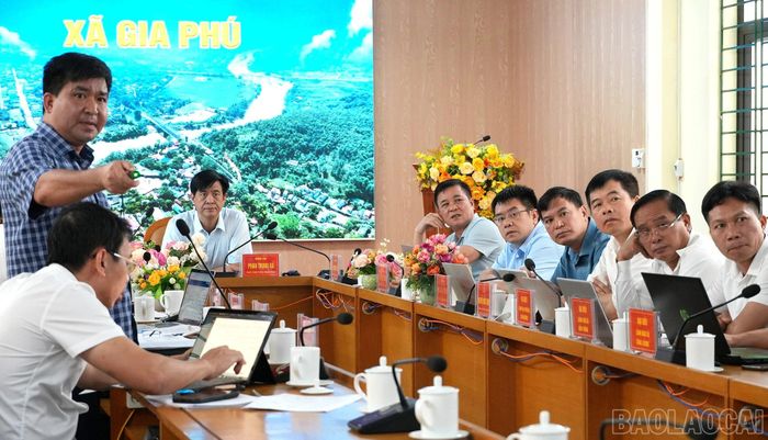 Lãnh đạo Ban Kinh tế tỉnh báo cáo nội dung quy hoạch Khu công nghiệp Phú Xuân, Phú Xuân 1.