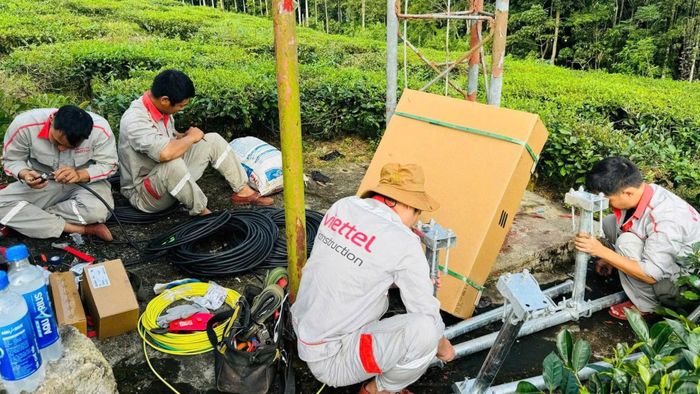 Các nhà mạng đẩy mạnh thi công, lắp đặt thiết bị hạ tầng mạng, góp phần mở rộng vùng phủ sóng và thúc đẩy chuyển đổi số ở nông thôn, vùng cao. Ảnh Thanh Chi