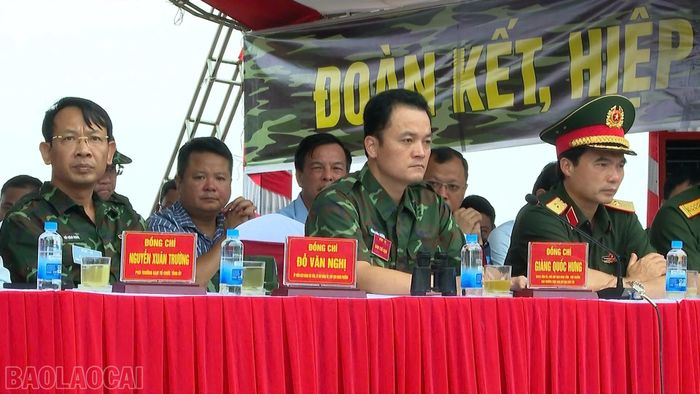 Đồng chí Giàng Quốc Hưng - Ủy viên Ban Thường vụ Tỉnh ủy, Phó Chủ tịch UBND tỉnh, Phó Trưởng Ban thường trực Ban Chỉ đạo diễn tập trực tiếp chỉ đạo tại thao trường.