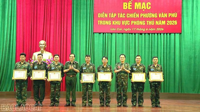 Khen thưởng các tập thể, cá nhân có thành tích xuất sắc trong cuộc diễn tập.