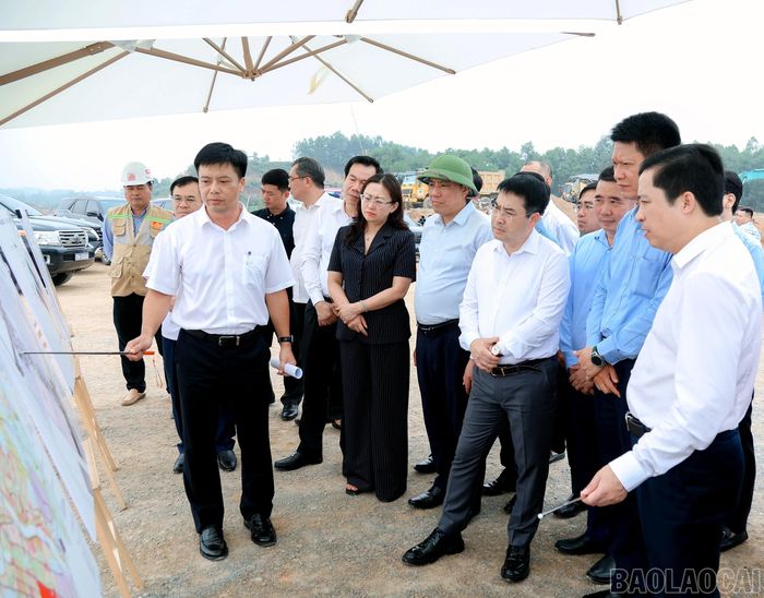 Các đồng chí Thường trực Tỉnh ủy kiểm tra tiến độ dự án hạ tầng Khu công nghiệp Trấn Yên.
