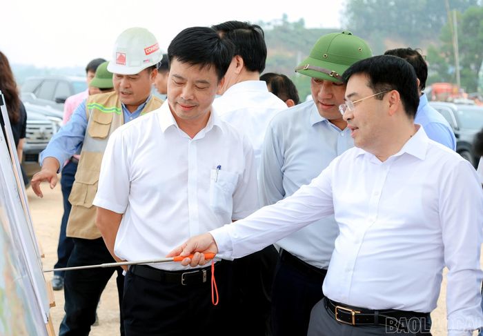Các đồng chí lãnh đạo tỉnh kiểm tra tiến độ dự án hạ tầng Khu công nghiệp Trấn Yên.