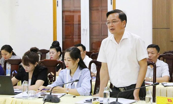 Đồng chí Vi Ngọc Chình - Chủ tịch Ủy ban MTTQ Việt Nam phường Nghĩa Lộ phát biểu tại buổi làm việc.