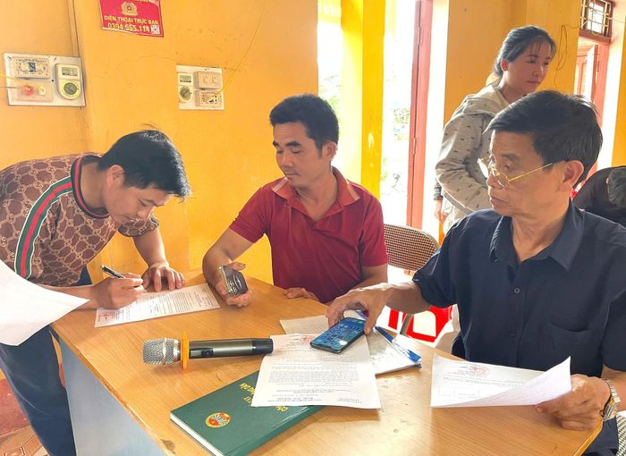 Người dân ghi phiếu ý kiến.