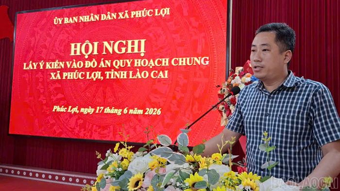 Lãnh đạo UBND xã Phúc Lợi phát biểu tại hội nghị.