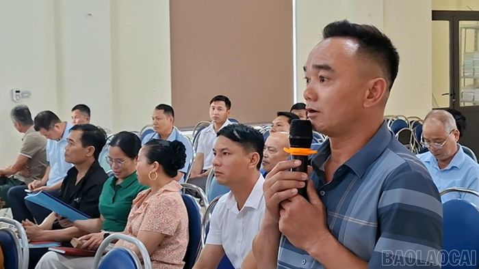Đại biểu thôn Nà Hiên, xã Phúc Lợi phát biểu thảo luận tại hội nghị.
