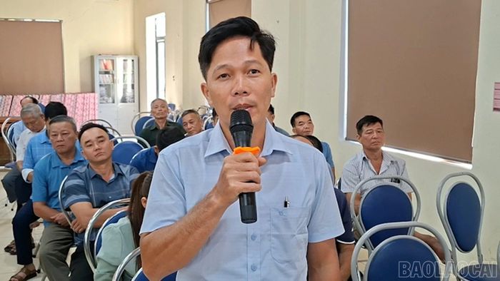 Đại biểu thôn Khe Hùm, xã Phúc Lợi phát biểu thảo luận tại hội nghị.