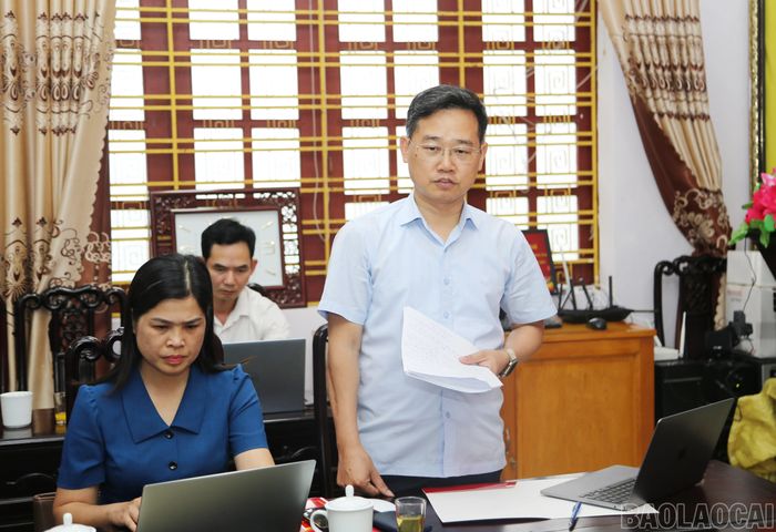 Lãnh đạo xã Bắc Hà báo cáo tiến độ sắp xếp thôn trên địa bàn.