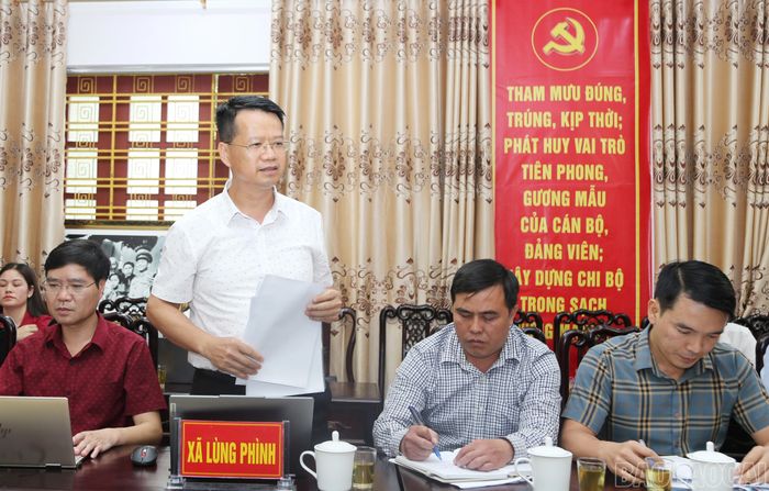 Lãnh đạo xã Lùng Phình báo cáo kết quả sắp xếp thôn trên địa bàn.