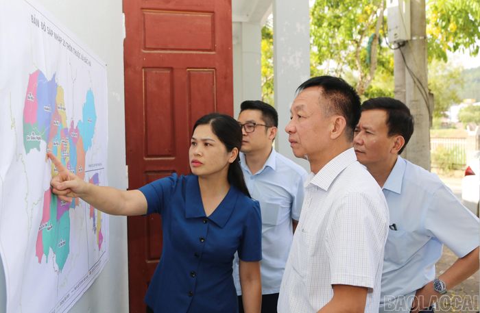 Phó Chủ tịch Thường trực HĐND tỉnh khảo sát phương án sắp xếp 3 thôn Na Cồ, Nậm Sắt 1, Nậm Sắt 2 (xã Bắc Hà) để thành lập thôn mới Nậm Sắt.