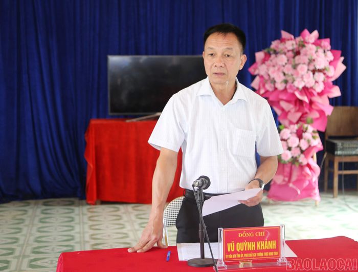 Phó Chủ tịch Thường trực HĐND tỉnh Vũ Quỳnh Khánh làm việc với đội ngũ cán bộ chủ chốt thôn Na Cồ, Nậm Sắt 1 và Nậm Sắt 2.
