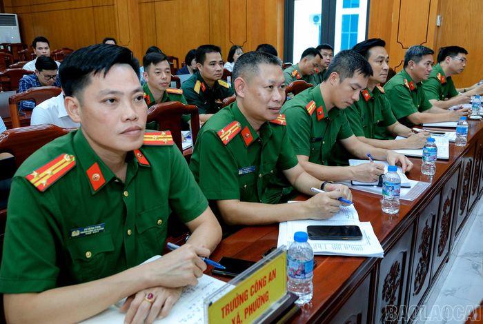 Các đại biểu dự buổi làm việc.
