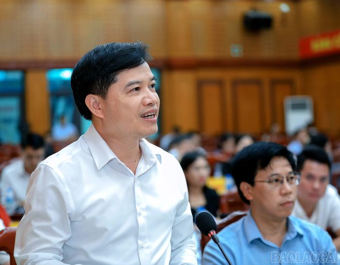 Lãnh đạo các xã, phường phát biểu tại buổi làm việc.