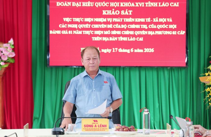 Đồng chí Sùng A Lềnh - Ủy viên Ban Chấp hành Đảng bộ tỉnh, Phó Trưởng Đoàn đại biểu Quốc hội chuyên trách tỉnh Lào Cai phát biểu tiếp thu những kiến nghị, đề xuất của địa phương.