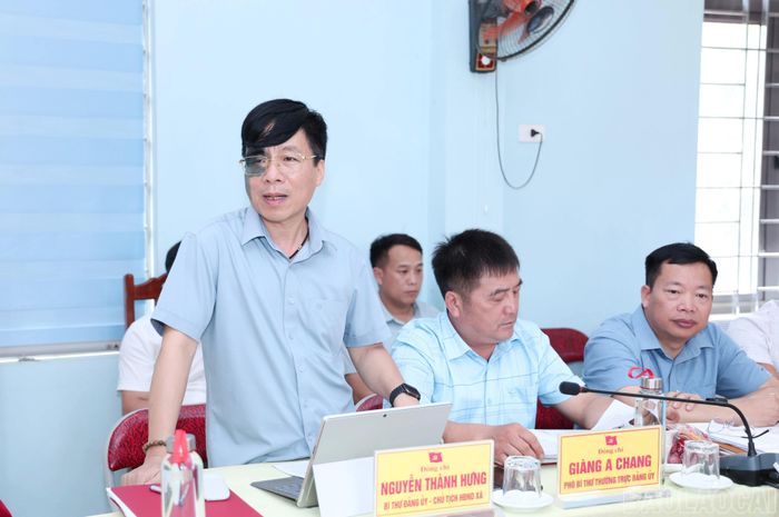 Bí thư Đảng ủy xã Phình Hồ nêu một số kiến nghị, đề xuất tại buổi khảo sát.