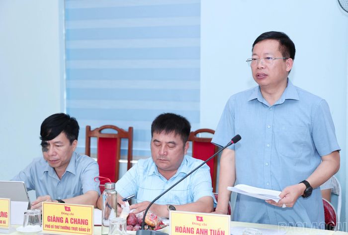 Lãnh đạo xã Phình Hồ trình bày báo cáo tình hình phát triển kinh tế - xã hội của địa phương.