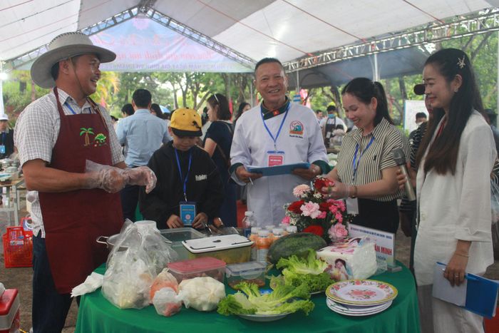 Vợ chồng ông Hoàng Văn Minh đang trình diễn món khâu nhục l, ẩm thực truyền thống của người Tày trong hội thi "Bữa cơm gia đình ấm áp yêu thương"