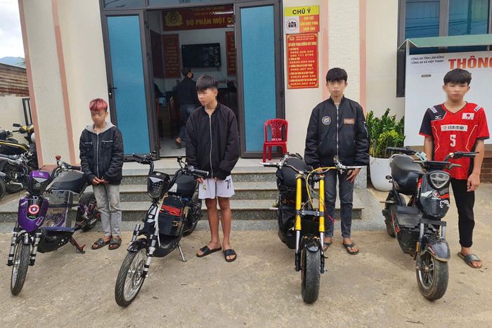 Học sinh vi phạm trong việc độ chế xe. Ảnh: Lê Tiến