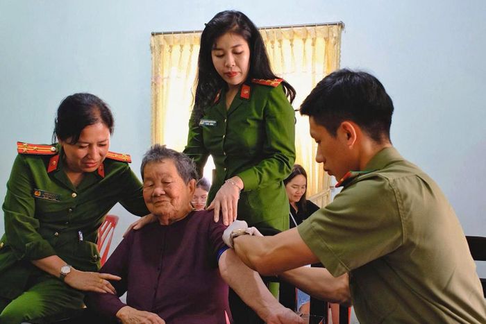Lấy mẫu gene Mẹ Việt Nam Anh hùng Võ Thị Thanh