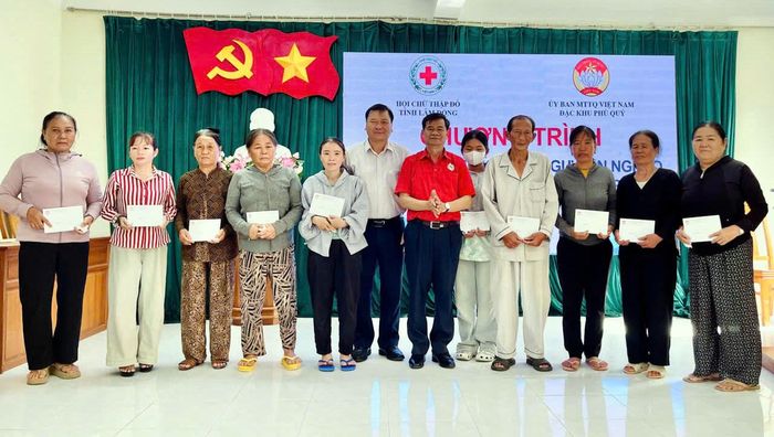 Trao mô hình sinh kế cho ngư dân có hoàn cảnh khó khăn tại Đặc khu Phú Quý